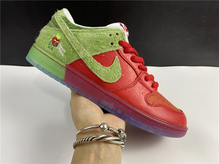 nike sb dunk low strawberry cough cw7093-601