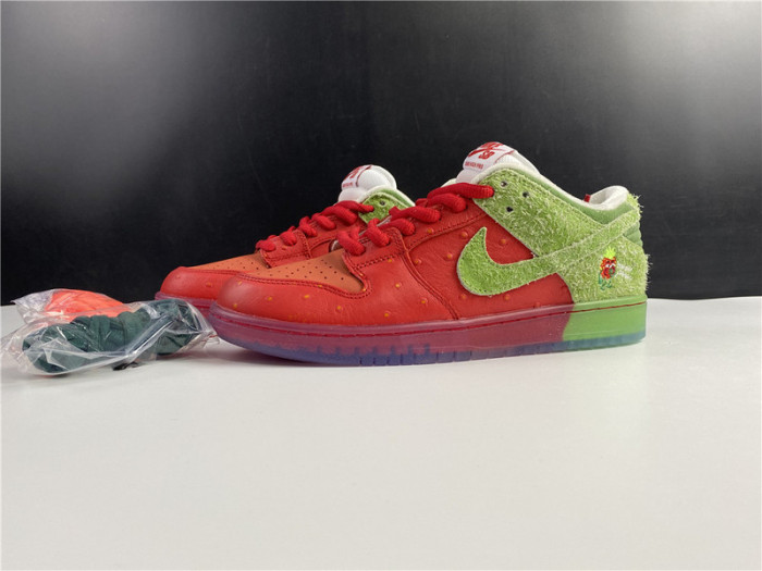 nike sb dunk low strawberry cough cw7093-601